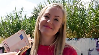 Sexy amateur tries outdoor sex for cash