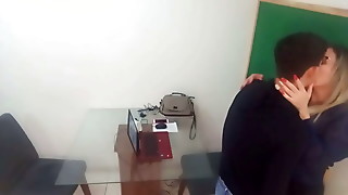 ALUNO ASSEDIA PROFESSORA NA SALA E COME CUZINHO  NO PELO (PARTE1) - SAMUKA VENTURA